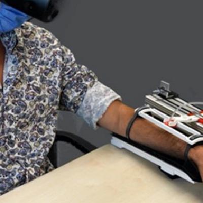 Smooth as Steel Wool: Effects of Visual Stimuli on the Haptic Perception of Roughness in Virtual Reality