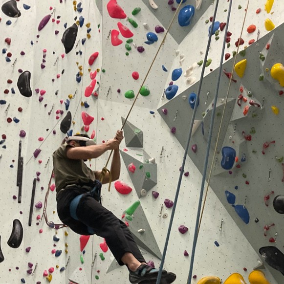 Falling into Fears: Exploring Virtual Reality as a Fear-Reduction Training Tool for Climbers